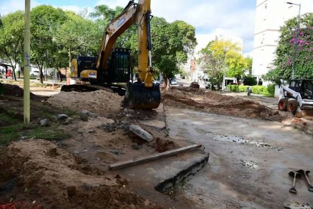 La obra de instalación de caños de desagüe pluvial en la calle Vélez Sarfield avanza rápidamente